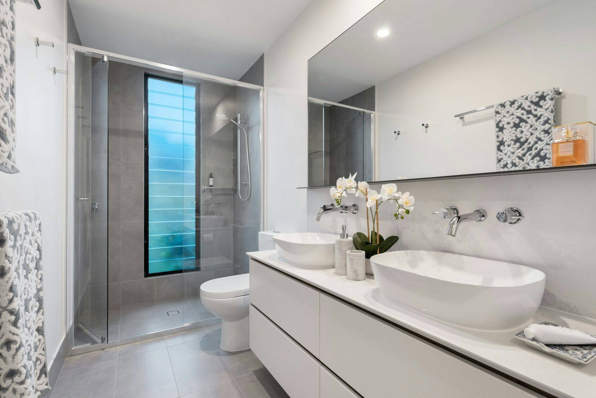Lavabo sobre encimera y espejo