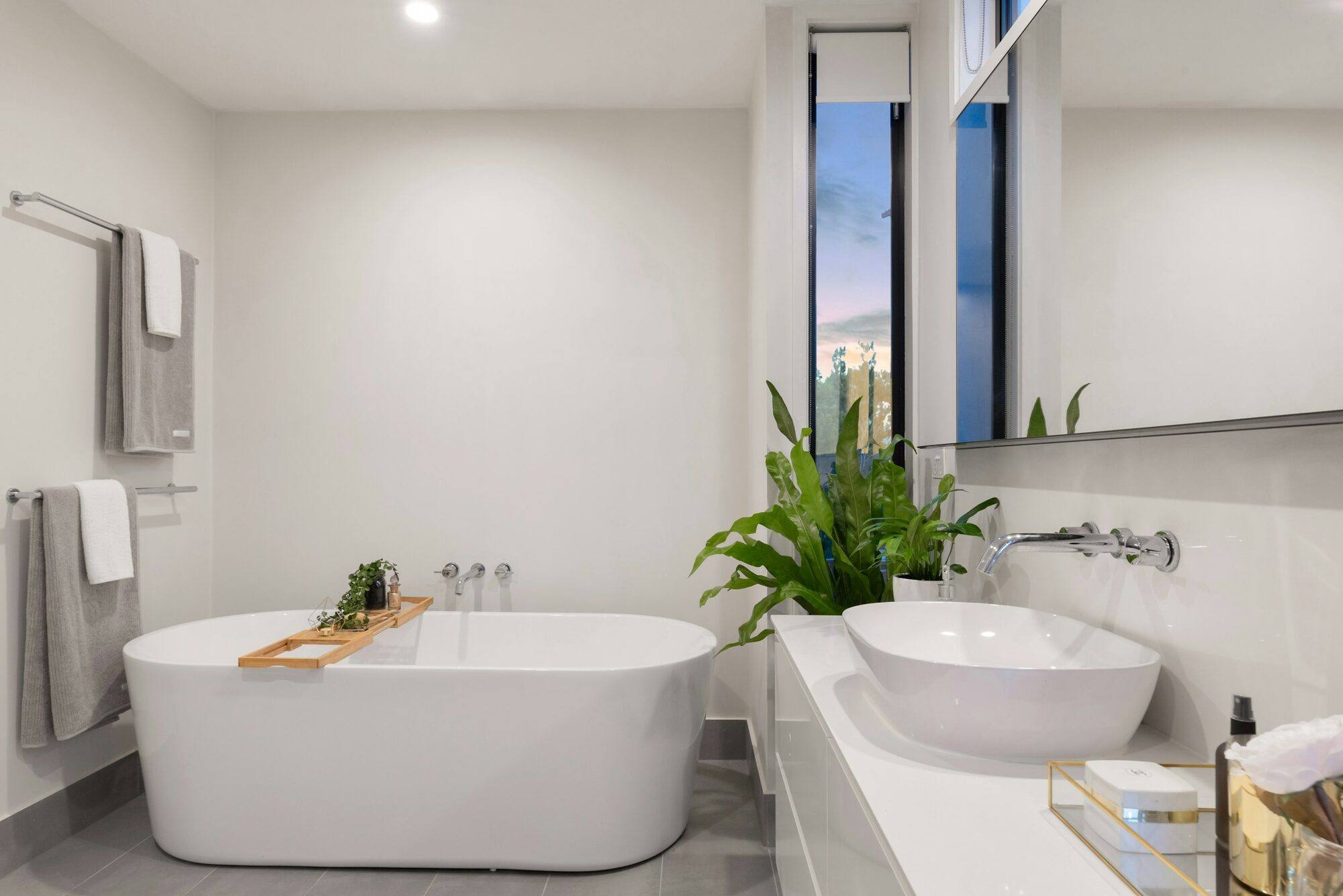 Bañera exenta junto a la ventana