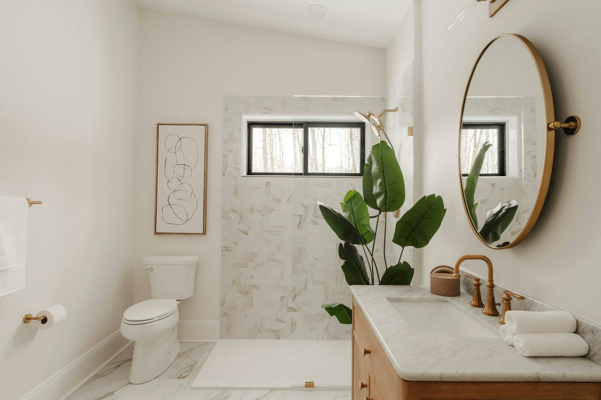Detalle del baño terminado con una planta