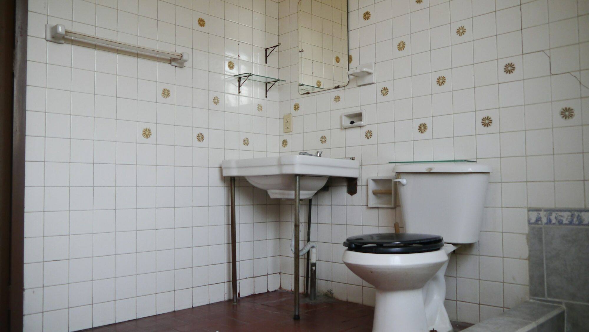 El baño antes, con azulejo antiguo