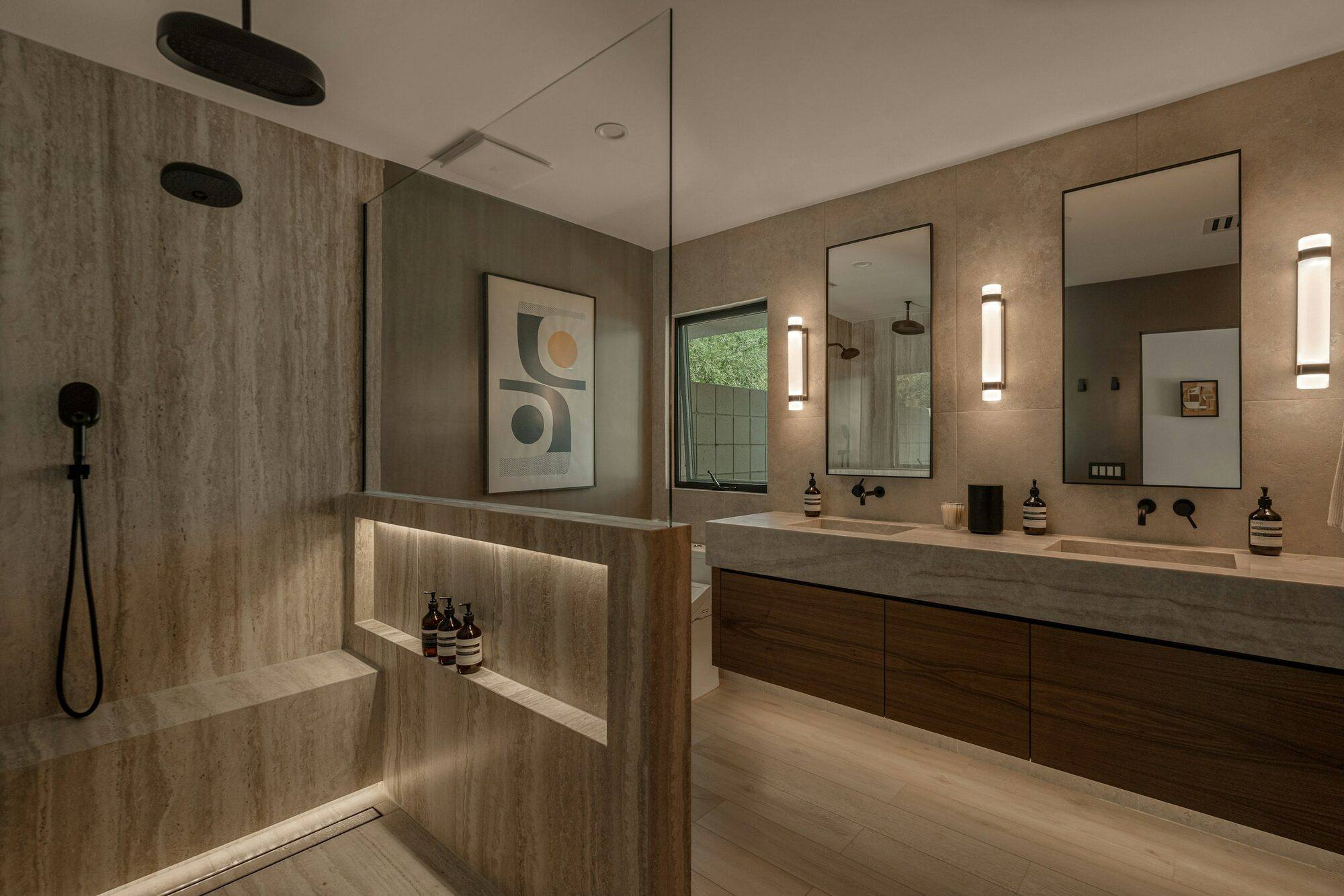 Baño terminado con doble lavabo y ducha de obra
