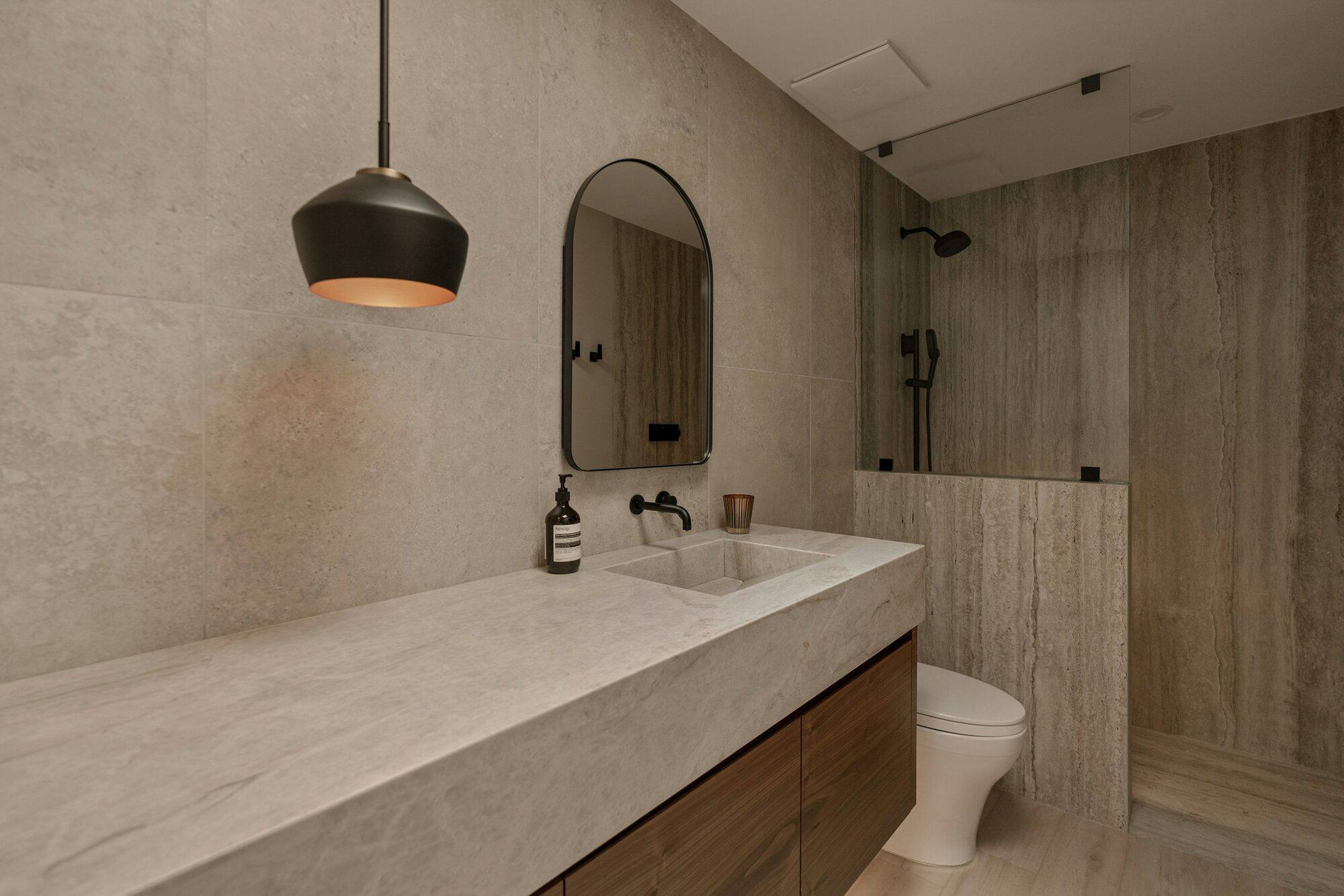 Mueble de lavabo largo y mampara de la ducha