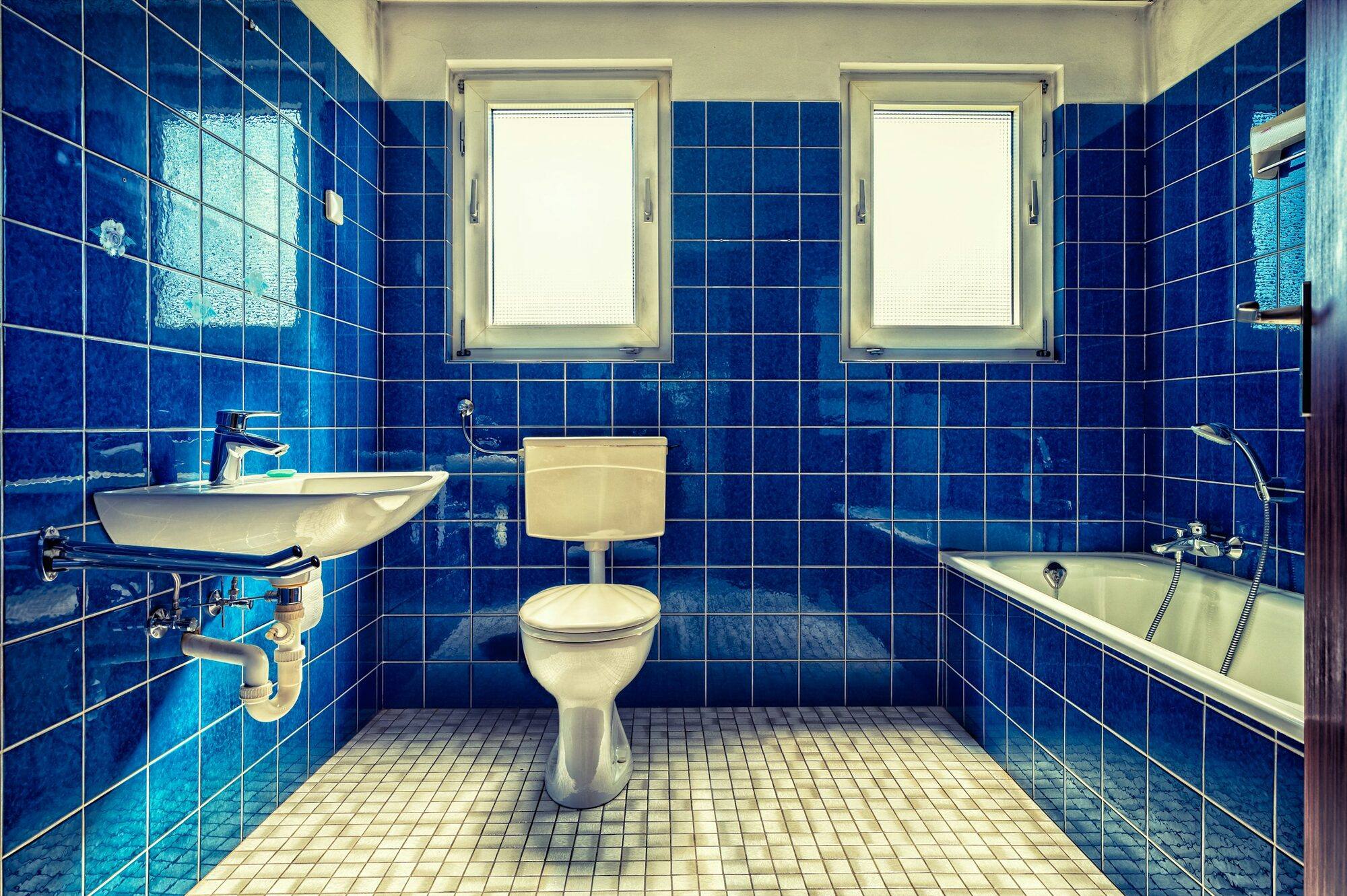 El baño antes de la obra, con azulejo azul