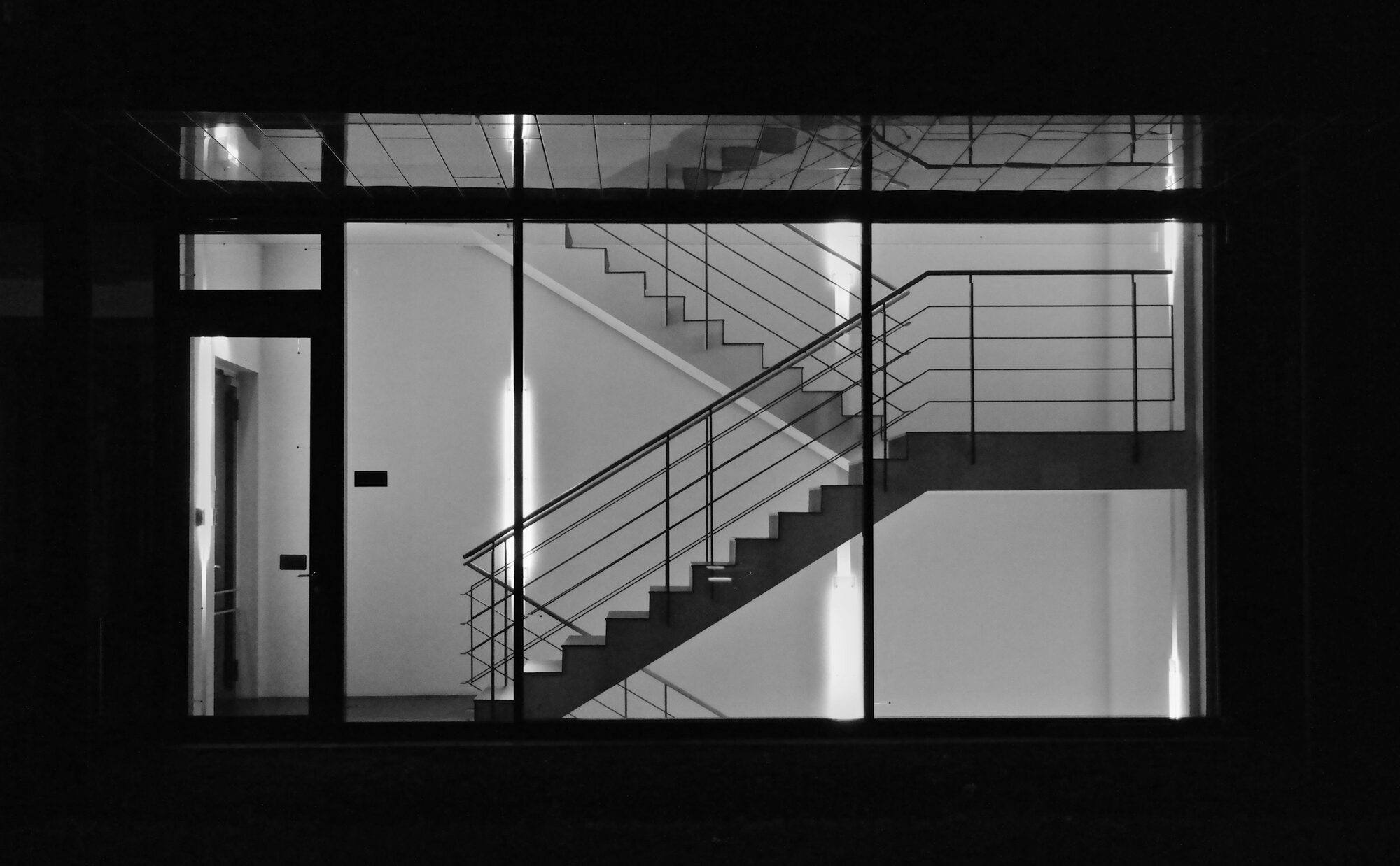 Tramo de escalera tras una cristalera