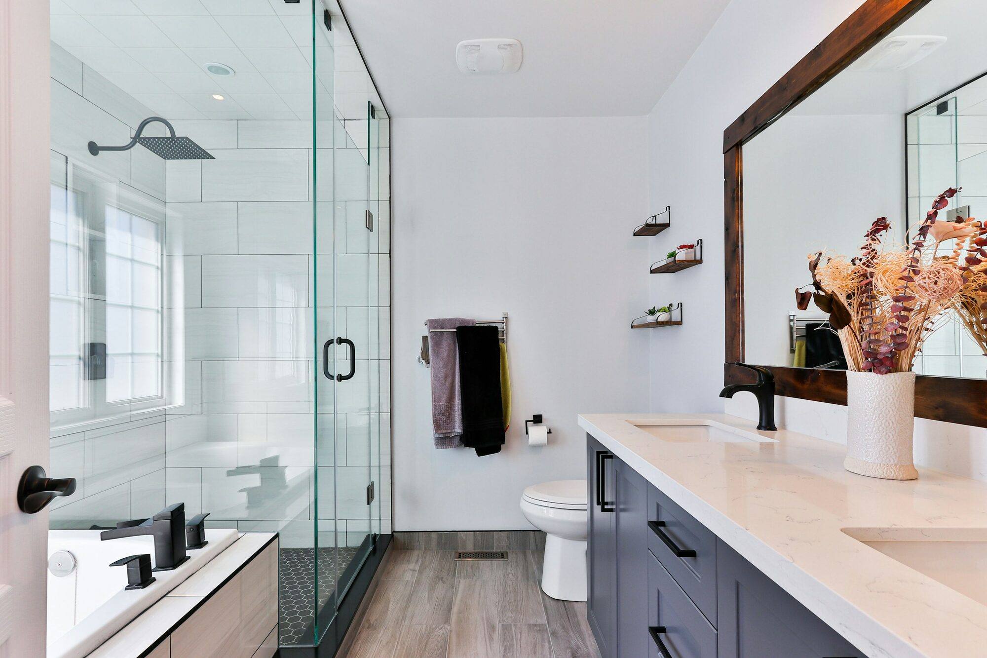 Baño moderno con ducha y mueble de lavabo